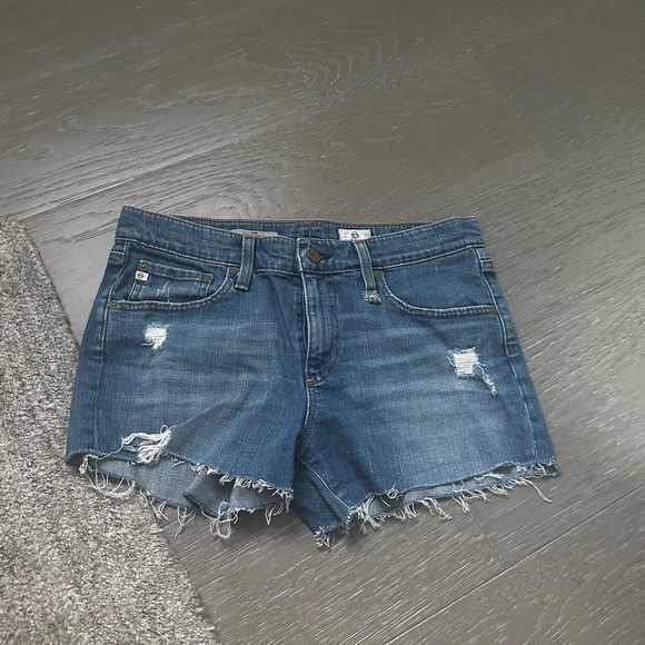 Super cute dark wash jean shorts
